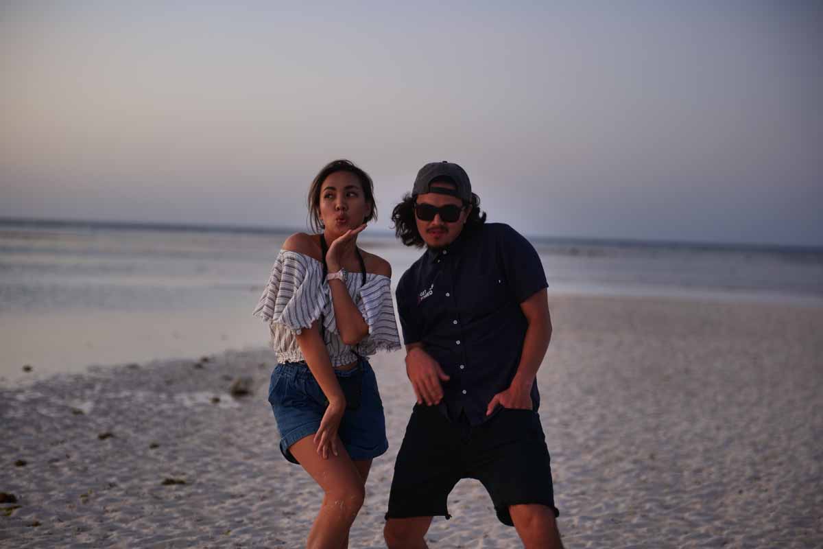 Marischka Prudence dan David John Schaap berpose di Pantai